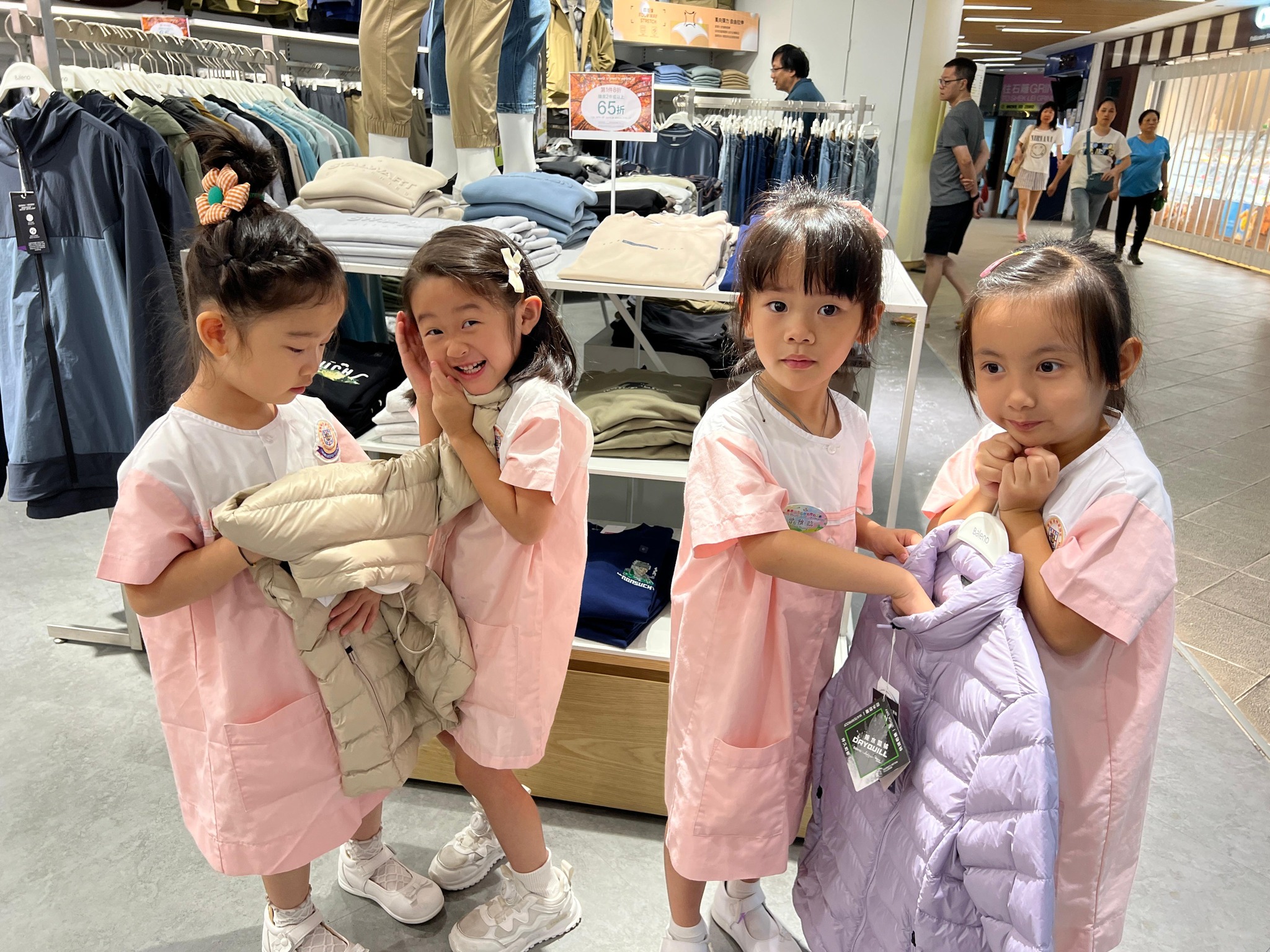 K2參觀服裝店
